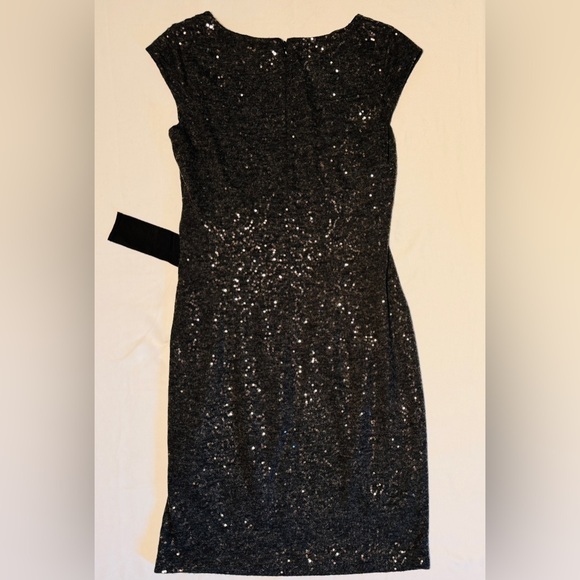 (S) THE LIMITED STRETCH BLACK SEQUIN GRAY BASE MIDI DRESS W/ RUCHING & BLACK BOW - Picture 3 of 7